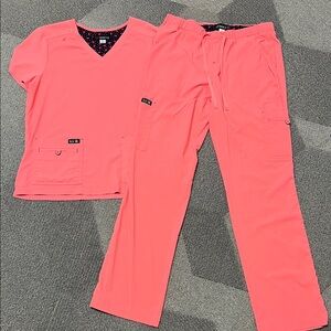 NEW Koi Coral Scrub Set Large Top Medium bottoms NWOT